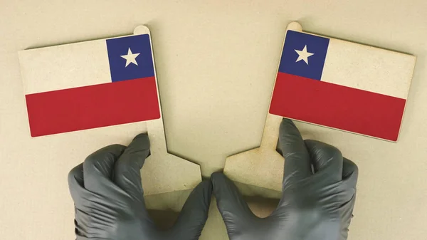 Chilské vlajky z recyklovaného papíru na kartonovém stole — Stock fotografie