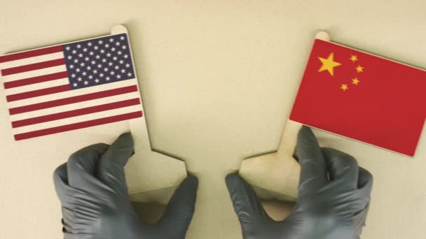 Vlajky USA a Číny z recyklovaného papíru na kartonovém stole — Stock video