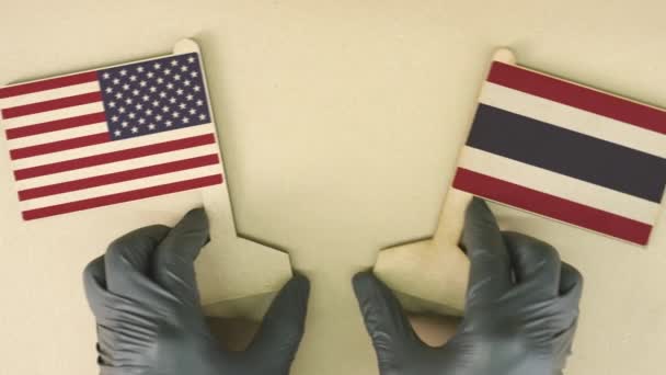 Banderas de los Estados Unidos y Tailandia de papel reciclado en la mesa de cartón — Vídeo de stock