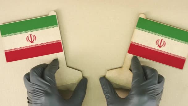 Vlaggen van Iran gemaakt van gerecycled papier op de kartonnen tafel — Stockvideo