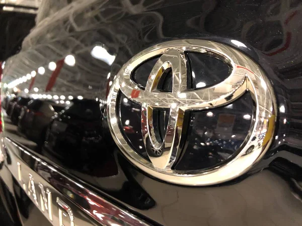 MOSCOU, RUSSIE - 10 NOVEMBRE 2020. Emblème Toyota sur la voiture, gros plan — Photo