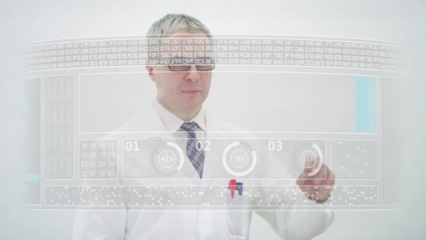 Pantalla con texto PHYSICS delante de un científico — Vídeos de Stock