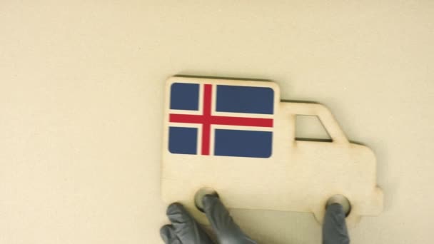 Icono de camión de cartón reciclado con bandera de Islandia. Concepto nacional de transporte o entrega sostenible — Vídeos de Stock