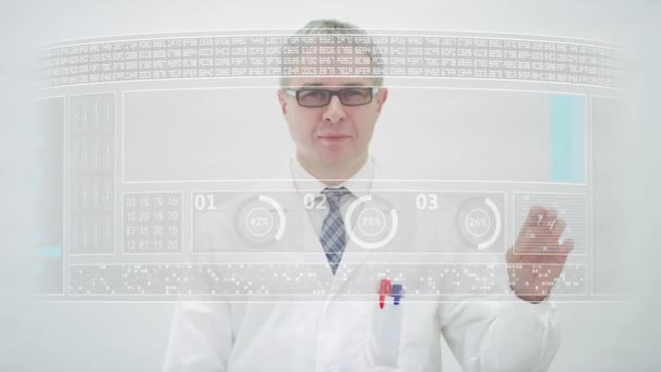 Bilim adamı bilgisayar ekranında beşe kadar sayıyor — Stok video