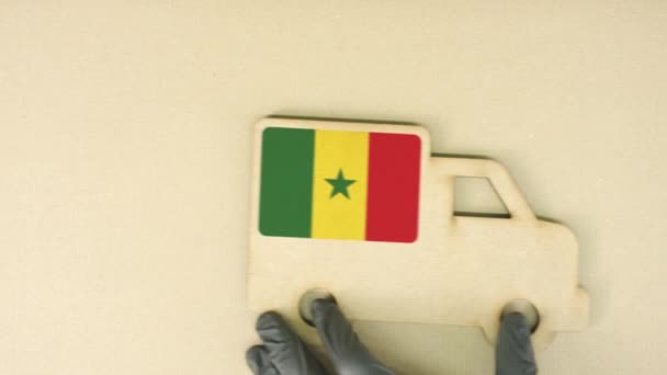 Gerecycled kartonnen vrachtwagen icoon met vlag van Senegal. Nationaal concept voor duurzaam vervoer of levering — Stockvideo