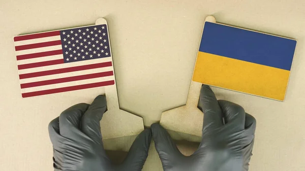 Прапори США та України виготовлені з переробленого паперу на картоні. — стокове фото