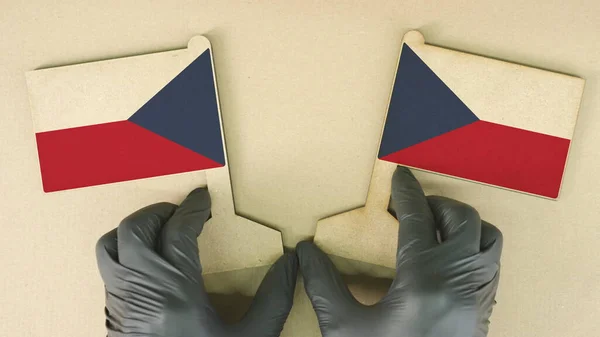 Dos banderas de la República Checa hechas de papel reciclado en la mesa de cartón —  Fotos de Stock