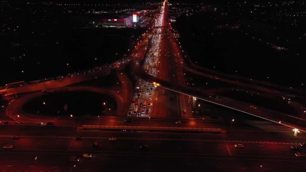 MOSKAU, RUSSLAND - 29. Oktober 2020. Luftaufnahme des Staus auf der Moskauer Ringstraße und dem Einkaufszentrum Vegas am Abend — Stockvideo