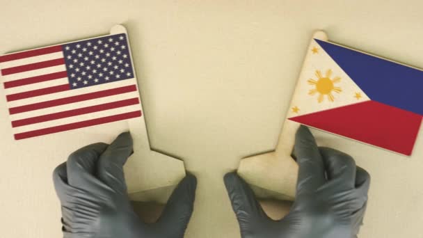 Držení vlajek USA a Filipín z recyklovaného papíru na kartonovém stole — Stock video