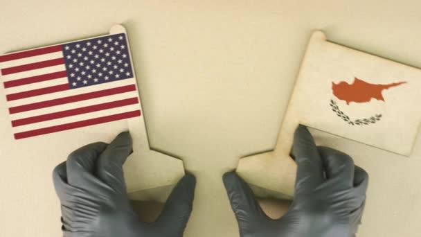 ABD ve Kıbrıs 'ın bayrakları masanın üzerinde kartondan yapılmış — Stok video