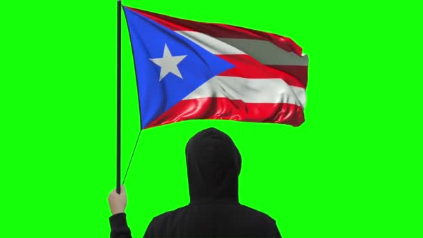 Bandera ondeando de Puerto Rico y hombre desconocido vistiendo negro, alfa mate — Vídeos de Stock
