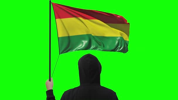 Bolívia zászlajának lobogtatása és ismeretlen férfi fekete, alfa matt ruhában — Stock videók
