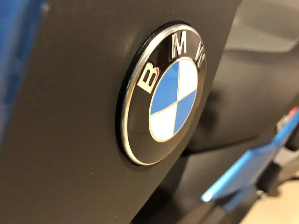 MOSCOU, RUSSIE - 10 NOVEMBRE 2020. Emblème BMW sur la moto, gros plan — Photo