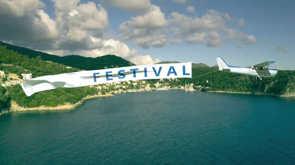 Letadlo a létající prapor s textem FESTIVAL na teplém mořském pozadí — Stock fotografie