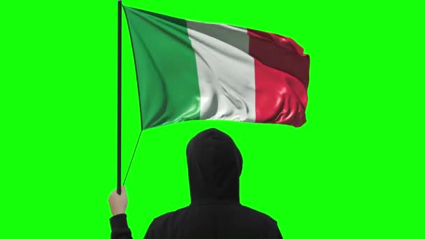 Zwaaiende vlag van Italië en onbekende man in het zwart, alfa mat — Stockvideo