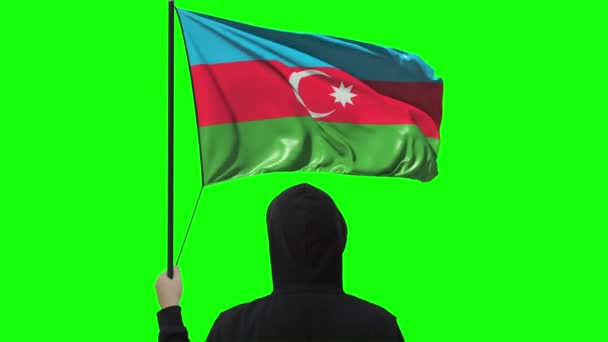 Fahne von Aserbaidschan schwenkend und unbekannter Mann in schwarzem, alpha-mattem Gewand — Stockvideo