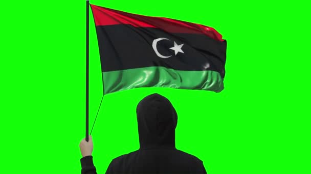 Невідомий чоловік тримає прапор Лівії, альфа мате — стокове відео