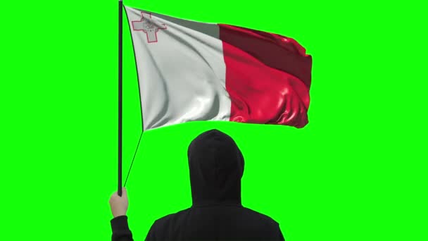 Размахивая флагом Мальты и неизвестный мужчина в черном, альфа-мате — стоковое видео