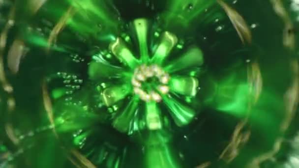 在绿瓶碳酸水里面 — 图库视频影像