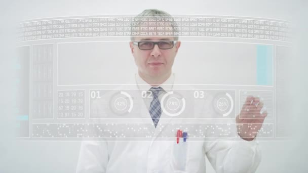 Vědec v bílém laboratorním plášti odpočítává až 80% na obrazovce počítače — Stock video