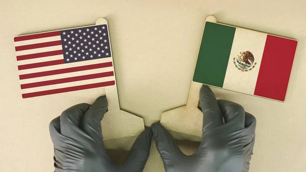 Az USA és Mexikó zászlói újrahasznosított papírból a kartonasztalon — Stock Fotó