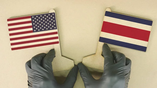 Прапори США і Коста - Рики зроблені з картону на столі. — стокове фото