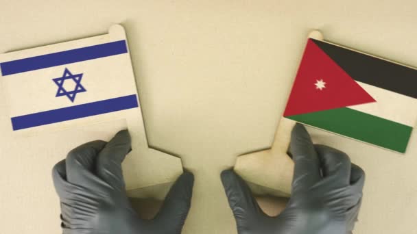 Флаги Израиля и Иордании из картона на столе — стоковое видео