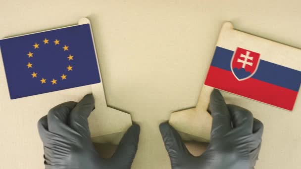 Vlajky Evropské unie a Slovenska vyrobené z recyklovaného papíru na kartonovém stole — Stock video