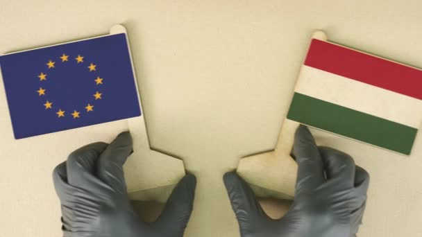 Avrupa Birliği ve Macaristan 'ın bayrakları mukavva masanın üzerindeki geri dönüştürülmüş kağıttan yapılmıştır — Stok video