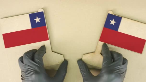Banderas de Chile hechas de papel reciclado en la mesa de cartón — Vídeo de stock