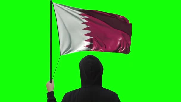 Hombre desconocido sostiene bandera de Qatar, alfa mate — Vídeos de Stock
