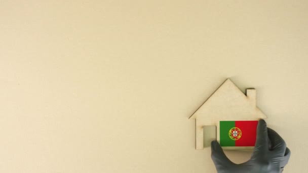 Colocación de icono de cartón con la bandera impresa de Portugal. Concepto del mercado inmobiliario nacional — Vídeos de Stock