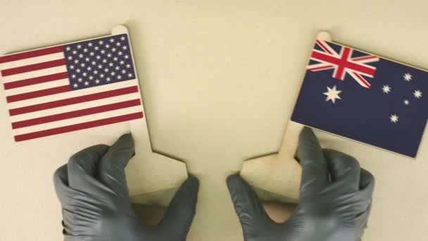 Bendera Amerika Serikat dan Australia yang terbuat dari kertas daur ulang pada meja kardus — Stok Video