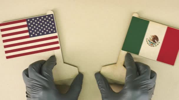 Drapeaux des États-Unis et du Mexique en papier recyclé sur la table en carton — Video