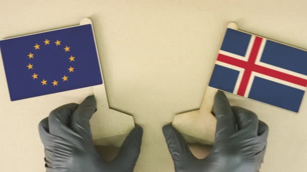 Bandiere dell'Unione europea e dell'Islanda in carta riciclata sul tavolo di cartone — Video Stock