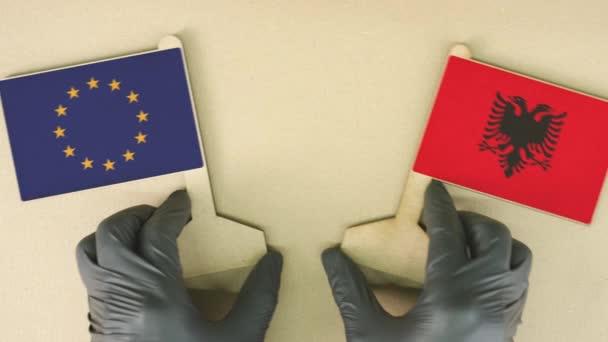 Flagi Unii Europejskiej i Albanii wykonane z papieru z recyklingu na stole kartonowym — Wideo stockowe