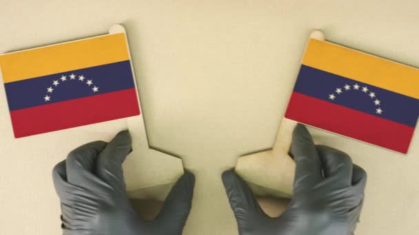 Vlaggen van Venezuela gemaakt van gerecycled papier op de kartonnen tafel, top-down view — Stockvideo