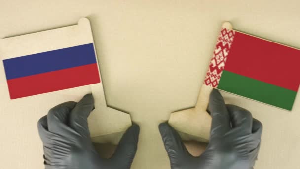 Banderas de Rusia y Bielorrusia de papel reciclado en la mesa de cartón — Vídeos de Stock