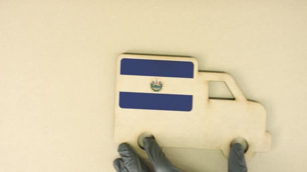 Salvador zászlója az újrahasznosított kartonkamion ikonon, nemzeti fenntartható logisztikai koncepció — Stock videók