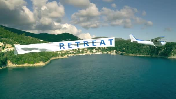 Vliegtuig met spandoek met RETREAT tekst op zomerachtergrond — Stockvideo