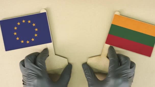 Banderas de la Unión Europea y Lituania de papel reciclado en la mesa de cartón — Vídeos de Stock