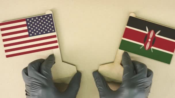 Flaggen der USA und Kenias aus recyceltem Papier auf dem Papptisch — Stockvideo