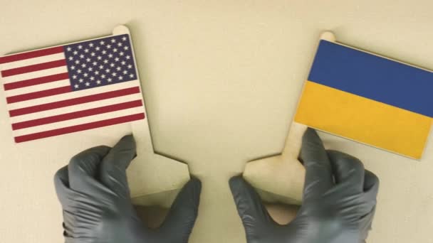 Banderas de los EE.UU. y Ucrania hechas de papel reciclado en la mesa de cartón — Vídeos de Stock