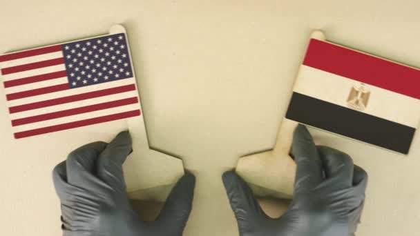 Drapeaux des États-Unis et de l'Égypte en papier recyclé sur la table en carton — Video