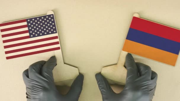 Bandeiras dos EUA e Armênia feitas de papelão na mesa — Vídeo de Stock