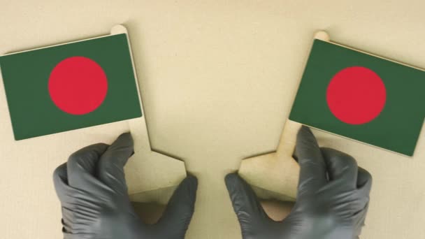 Banderas de Bangladesh de cartón sobre el escritorio — Vídeo de stock