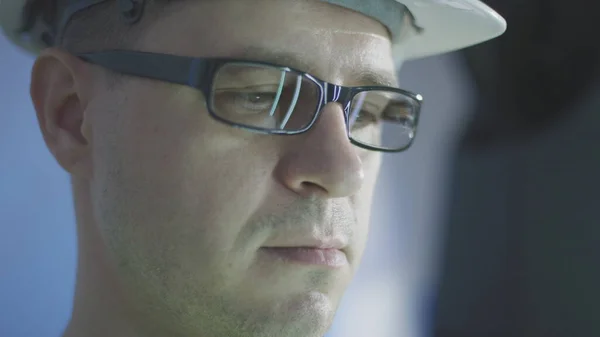 Portrait of a technician wearing hard hat and glasses, close-up shot — Stock Photo, Image