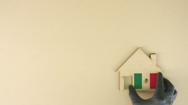 挂上印有墨西哥国旗的纸板屋图标。房地产市场概念 — 图库视频影像