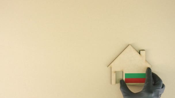 Положить иконку картонного дома с национальным флагом Болгарии. Концепция рынка недвижимости — стоковое видео