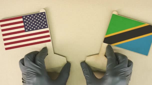 Flaggor i USA och Tanzania tillverkade av återvunnet papper på pappbordet, ovanifrån vy — Stockvideo